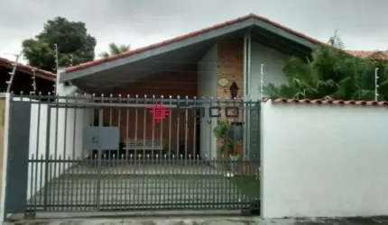 Excelente casa com piscina / Jardim das Industrias / 04 dormitórios sendo 1 suíte / 96 m² de construção / 280 m² de terreno / São José dos Campos