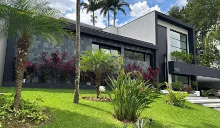 Localizada no prestigiado Condomínio Residencial 2 no coração de Alphaville, esta impressionante casa térrea é sinônimo de elegância e sofisticação. C