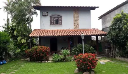 Próxima a escolas, supermercados, praias e com fácil acesso ao transporte público.