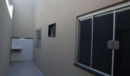 Belíssima casa com 3 quartos, localizada no Solar dos Ataídes 1  - Rio Verde - GO, com 150m² de área do terreno e 105m² de área construída.
