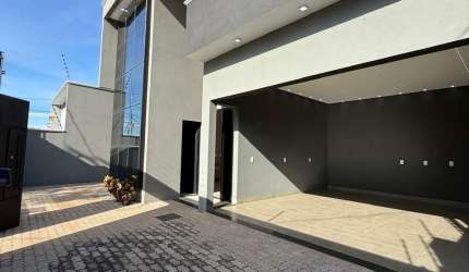 BELÍSSIMA CASA NO RESIDENCIAL INTERLAGOS.