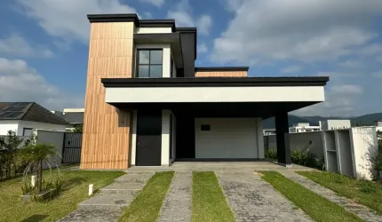 Casa de alto padrao em condonomio fechado com 3 suites e 3 vagas de garagem