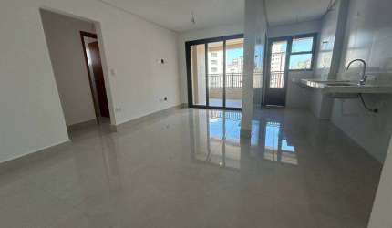 Apartamento com dois dormitórios próximo ao mar em Praia Grande