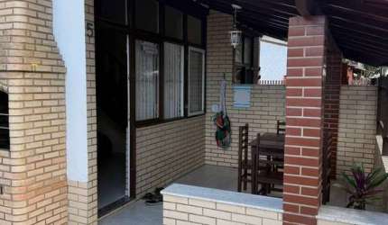 CASA EM CONDOMÍNIO NO PERÓ -  3 QUARTOS, VARANDA E A 2 MINUTOS DA PRAIA.