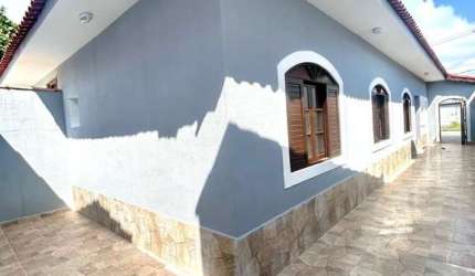 Casa á venda com piscina 50 metros da praia em Parque Balneario Comodoro, Mongaguá/SP