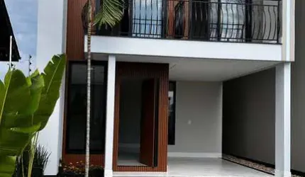 CASA COM TRÊS DORMITÓRIOS, SENDO UMA SUÍTE E DUAS DEMI SUÍTES