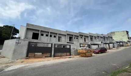 Sobrados novos em construção em Poá