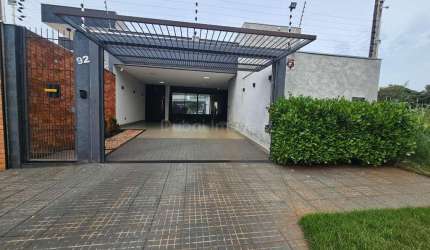 Casa à venda no  Jardim Mediterrâneo, Maringá, 3 suítes, mobiliada, com energia solar e piscina.