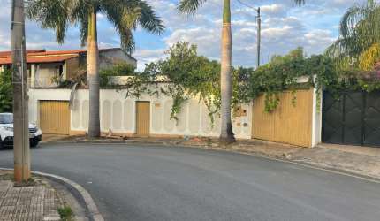 Vende-se Terreno Amplo/Casa Antiga | Bairro São José – Montes Claros/MG