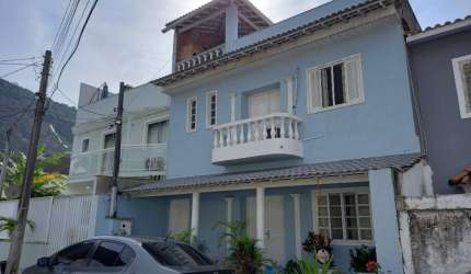 Casa triplex -Oportunidade -Vargem pequena