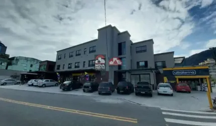 Sala comercial 32,50m² no centro de Caraguatatuba com wc privativo