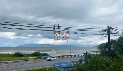 EXCELENTE APARTAMENTO FRENTE MAR BEM LOCALIZADO NO CENTRO