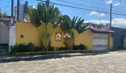 Você está em busca de um lar espaçoso e bem localizado? Esta casa é perfeita para você!