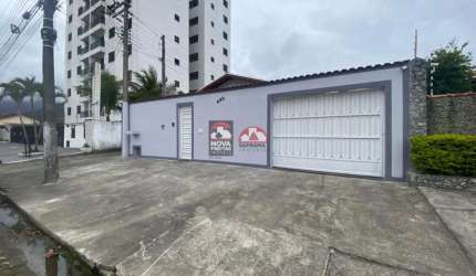 Excelente casa com piscina ,churrasqueira e bem localizada na martim de Sá