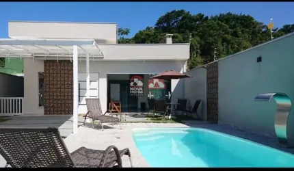 Vendo excelente casa próximo a praia com linda piscina e 3 dormitórios!!!