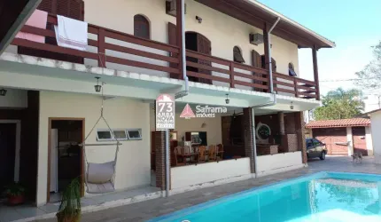 Excelente oportunidade! Casa a 50 metros da praia Martim de Sá, com 04 suítes, piscina e vaga para até 10 carros.
