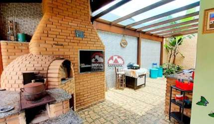 Encantadora Casa de Praia com jardim, lazer, piscina, e Sustentabilidade e Conforto a 350m da Praia de Capricórnio