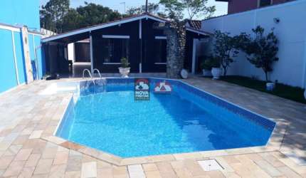 Linda casa com Piscina pertinho do mar