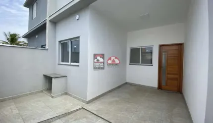 Casa com 2 suítes em rua pavimentada no Golfinho
