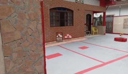 Casa à venda ampla com área de lazer e vista para a natureza!