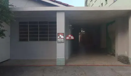 Casa padrão com ótima localização no centro.