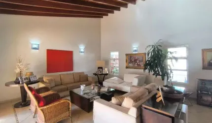 Casa Comercial com Piscina e 5 Vagas