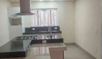 CASA EM CONDOMINIO FECHADO 4 SUITES