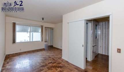 Espaçoso como antigo, estruturado como moderno: Venha morar neste apartamento de