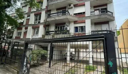 Apartamento de 2 dormitórios sendo um com sacada e garagem para 2 carros.