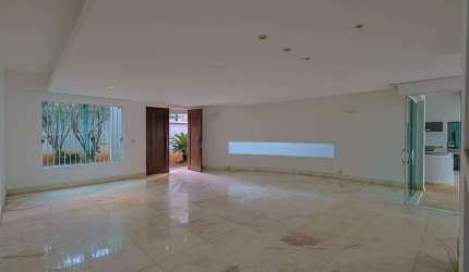 Casa com excelente localização no Belvedere!