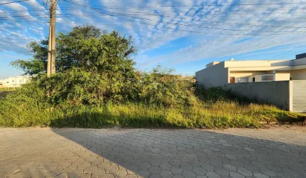 Ótimo terreno em Balneário Piçarras, Bairro Itacolomi, Rua pavimentada. 