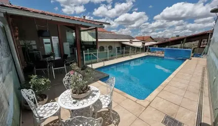 Casa para Venda em Contagem, Jardim Pérola, 4 dormitórios, 1 suíte, 4 banheiros, 10 vagas