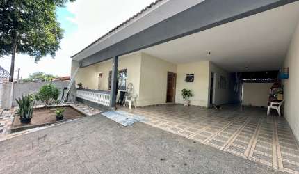CASA TERRÉA COM EDÍCULA