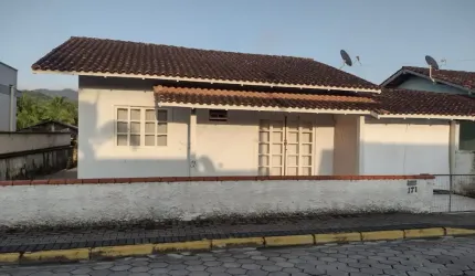 Casa com ótima localização