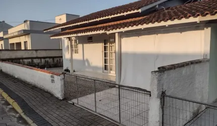 Casa com ótima localização