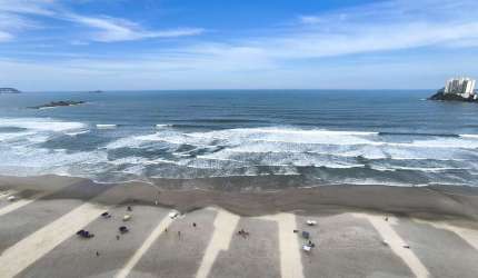 Apartamento localizado em frente ao mar Pitangueiras Guarujá