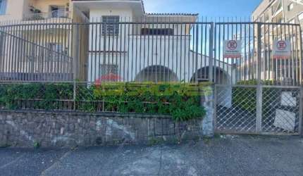 Casa comercial com 10 salas- 395m²