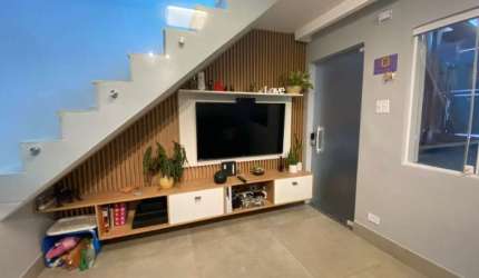 Sobrado à venda com 2 dorm. sendo 1 suíte, 1 vaga de garagem.