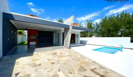 Casa de alto padrão a 50 metros do mar com piscina