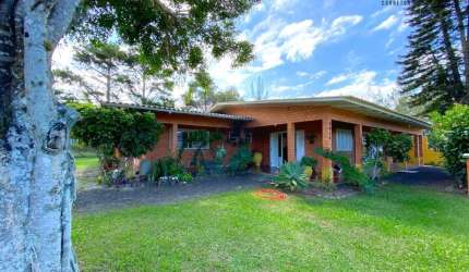 Casa com quatro quartos apenas 200 metros do mar