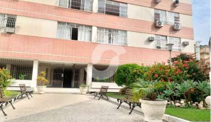 3 quartos, com banheiro social e lavabo.