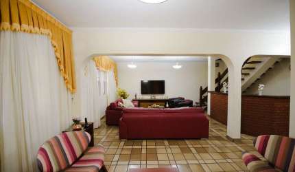 Casa de vila para venda com 5 quartos, sendo 2 suítes, 310m²
