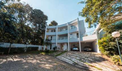 Casa em condomínio para venda com 6 quartos, sendo 4 suítes, 700m²