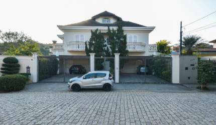 Casa de vila para venda com 4 quartos, sendo 4 suítes, 450m²