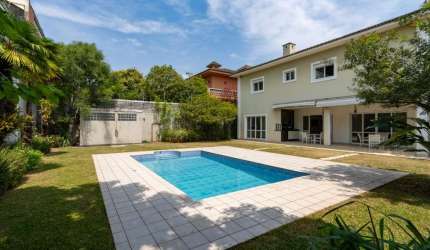 Casa tipo para venda com 4 quartos, sendo 4 suítes, 613m²