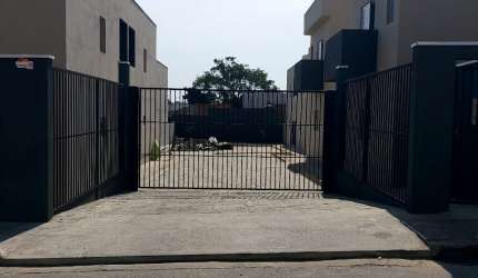 Sobrado Novo com Quintal Amplo e Suíte em Condomínio Tranquilo no Chácaras Araújo