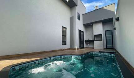 Casa moderna à venda no Canaã em Rio Verde - GO com churrasqueira, espaço amplo e piscina.