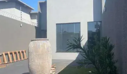 Casa á venda em Rio Verde - GO com ótimo acabamento, espaço confortável e 3 quartos