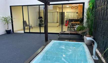Casa à venda com piscina, churrasqueira, armários, espaço amplo e 3 quartos em Rio Verde - GO