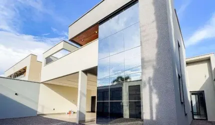 Casa à venda com churrasqueira, piscina, armários embutidos, 4 suítes e espaço amplo em Rio Verde